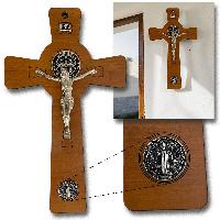 Crucifijo Pared 15x25cmH c/Jesús Metal y Medalla Sn Benito - Plata